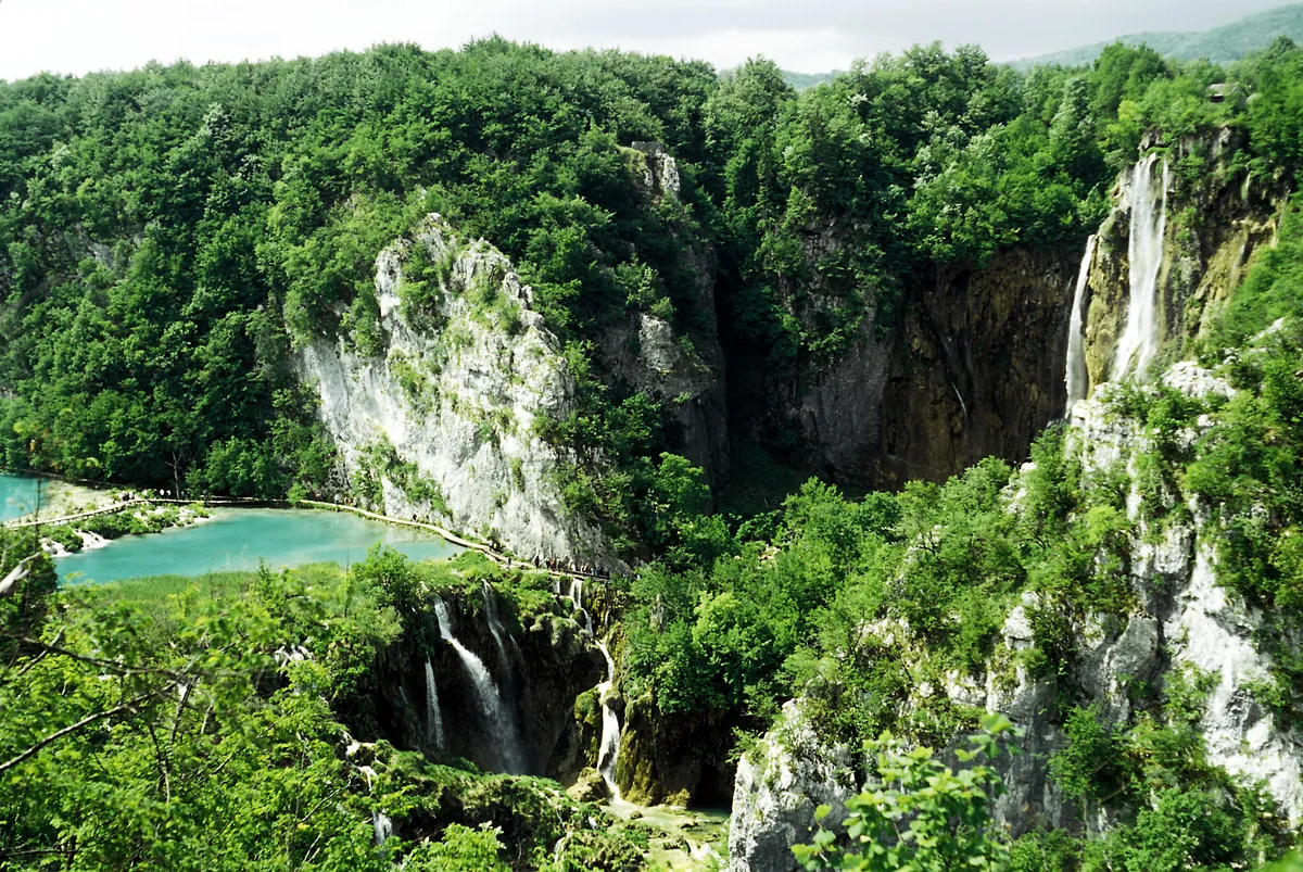Wasserfälle und türkisfarbene Becken an den Plitvicer Seen, Kroatien