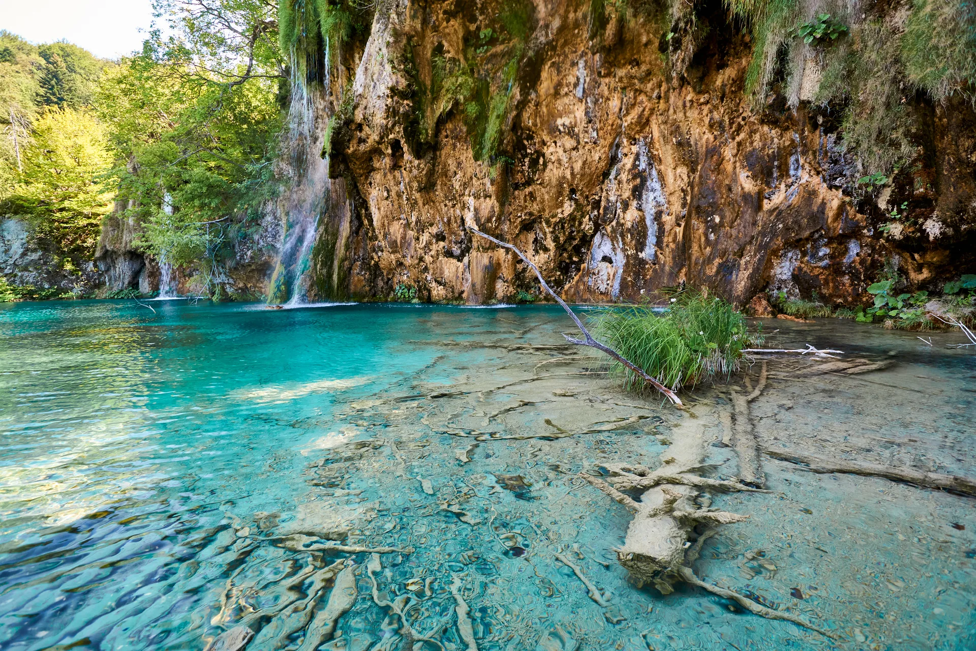 Türkisfarbene Terrassenseen und Wasserfälle im Nationalpark Plitvicer Seen, Kroatien